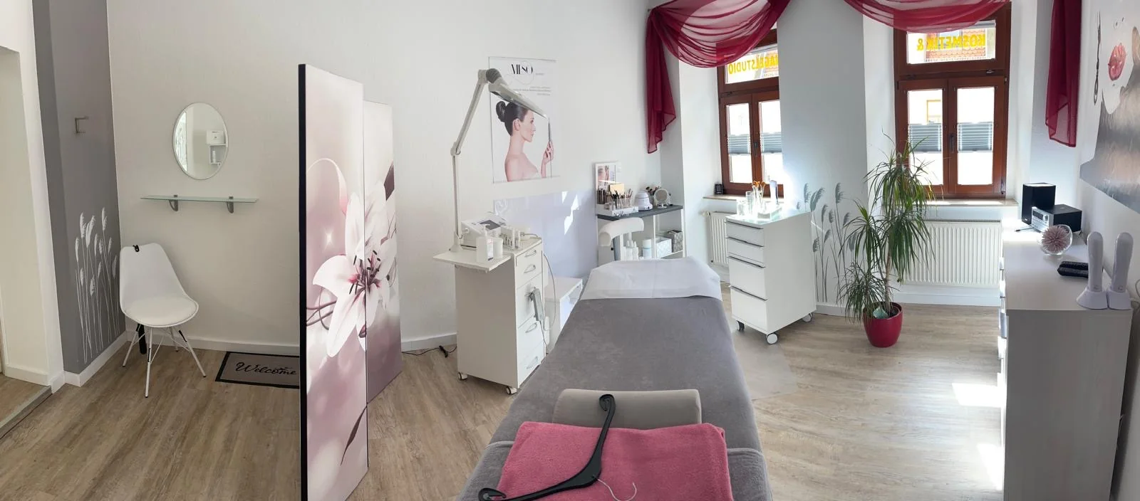 Heller Hauptbehandlungsraum des Kosmetikstudios beauty-a