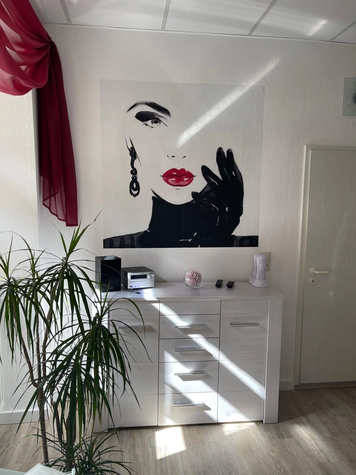 Elegantes Porträtmotiv in der Wandgestaltung des Studios